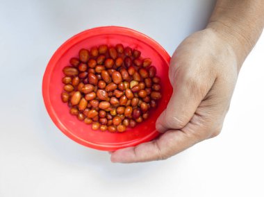 Kırmızı bir arka planda beyaz bir kabın içindeki yumuşak süt turtası.