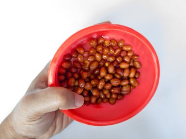 Kırmızı bir arka planda beyaz bir kabın içindeki yumuşak süt turtası.