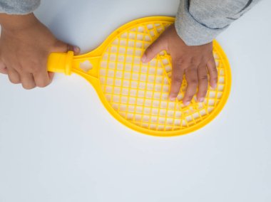 Beyaz arka planda sarı çocuk oyuncağı plastik raket