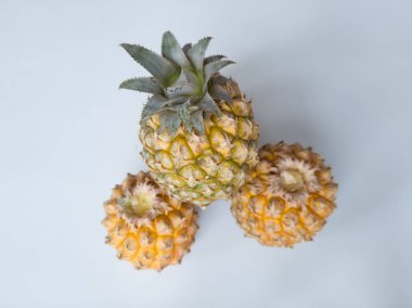 Olgun, soyulmamış ananas birçok vitamin ve mineral içerir.