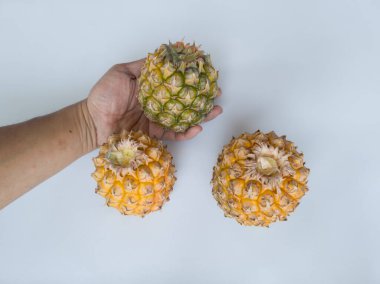 Olgun, soyulmamış ananas birçok vitamin ve mineral içerir.