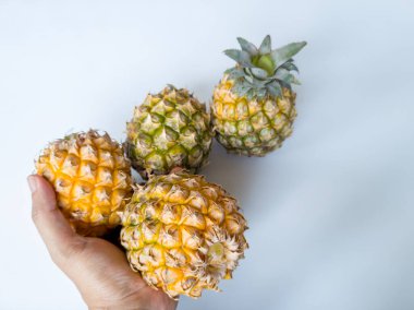 Olgun, soyulmamış ananas birçok vitamin ve mineral içerir.