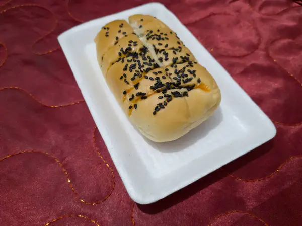 Chléb Posypaný Čokoládovými Posypy Bílé Nádobě Červeným Pozadím — Stock fotografie