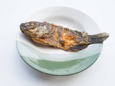 Tabakta kızartılmış tuzlu tilapia yan yemek olarak kullanılabilir veya doğrudan yenebilir.