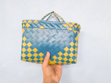 Mavi ve sarı plastik bir alışveriş çantası.