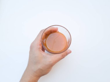 Portakal havucu suyu, cam bardakta içilir.