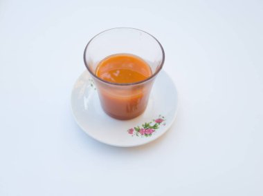 Portakal havucu suyu, cam bardakta içilir.