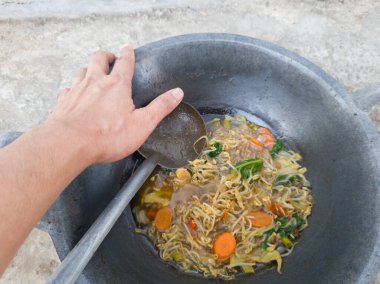 Dilimlenmiş yeşil sebze karışımı, dilimlenmiş havuç ve lezzetli baharatlarla dolu Java şehriye yemeği.