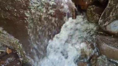 Nehirdeki su akışı çok temiz. Büyük ve küçük taşlar var.