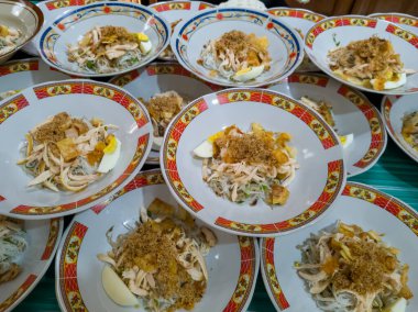 Tabakta pişirilmiş tavuk çorbası hazır.