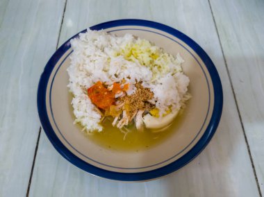 Tabakta pişirilmiş tavuk çorbası hazır.