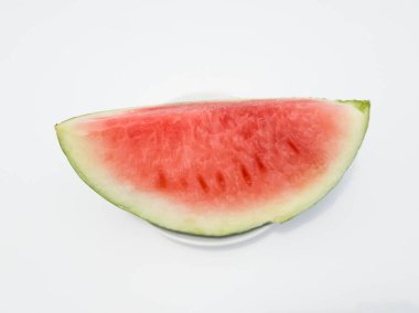 Beyaz arkaplanda kırmızı karpuz dilimleri