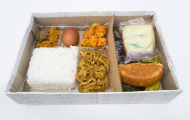 Kutudaki tipik Endonezya yemekleri arasında dilimlenmiş et, kızarmış erişte, pasta, sünger keki, kusmuk ve diğer şeyler vardır..