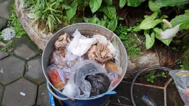 年轻人用手把垃圾扔进垃圾桶里 — 图库视频影像