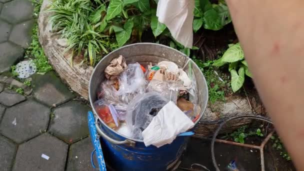Genç Adamın Hareketi Çöp Kutusuna Çöp Atıyor — Stok video