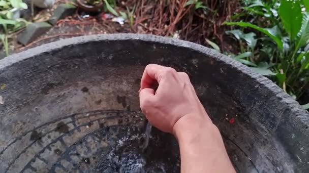 若者の手の動きは手を洗うために水道タップを開きます — ストック動画