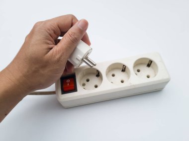 Elektrik kablosu beyaz arka planda izole edilmiş. Kırmızı düğmeli güç kablosu.