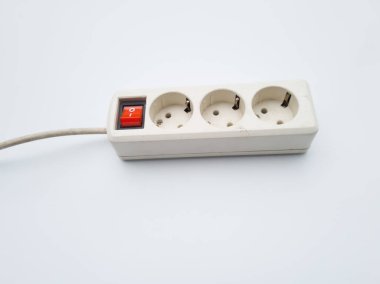 Elektrik kablosu beyaz arka planda izole edilmiş. Kırmızı düğmeli güç kablosu.