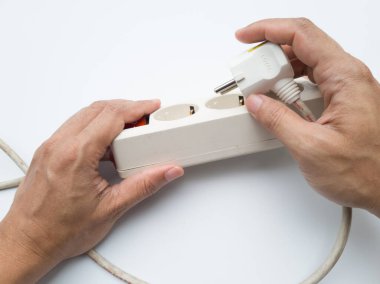 Elektrik kablosu beyaz arka planda izole edilmiş. Kırmızı düğmeli güç kablosu.