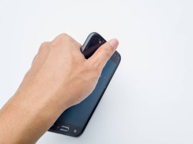 Beyaz arka planda izole edilmiş, akıllı telefona dokunmak. Yakın çekim..