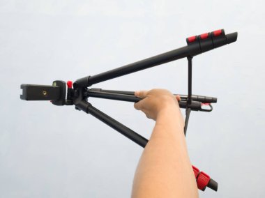 Beyaz arka planda kamera tripodu. Kameraya yaklaş..