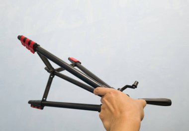 Beyaz arka planda kamera tripodu. Kameraya yaklaş..