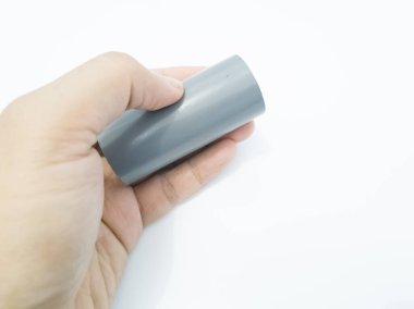 Conexiones de tuberas de agua gris sobre un fondo blanco.