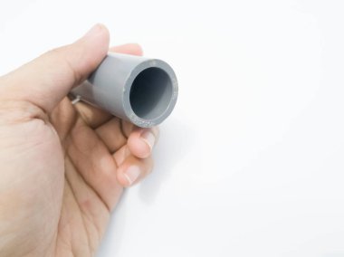 Conexiones de tuberas de agua gris sobre un fondo blanco.