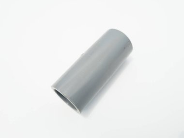 Conexiones de tuberas de agua gris sobre un fondo blanco.