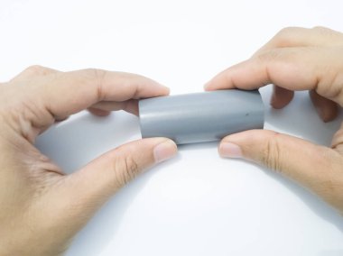 Conexiones de tuberas de agua gris sobre un fondo blanco.