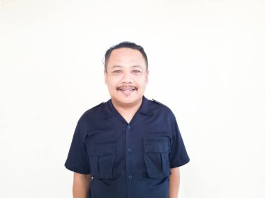 Beyaz arka planda dişlerini gösteren gülümseyen bir erkeğin ifadesi.