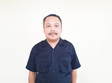 Beyaz arka planda gülümseyen bir erkek insan ifadesi.