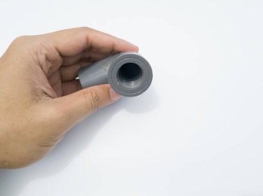 Su borusu beyaz arkaplanda griye dönüyor