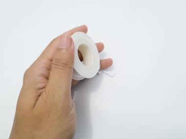Beyaz arkaplan üzerindeki su borusu bağlantıları için bandı mühürle