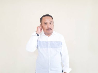 İnsanlar açık kahverengi çizgili beyaz elbiseler giyerken poz verirler.