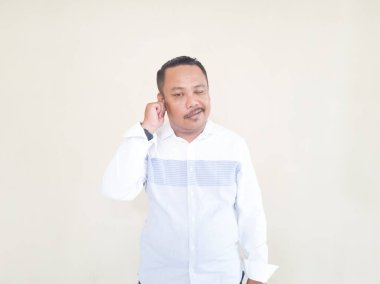 İnsanlar açık kahverengi çizgili beyaz elbiseler giyerken poz verirler.