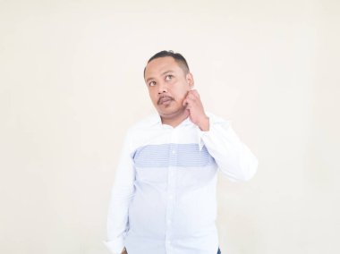 İnsanlar açık kahverengi çizgili beyaz elbiseler giyerken poz verirler.