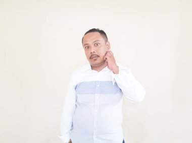 İnsanlar açık kahverengi çizgili beyaz elbiseler giyerken poz verirler.