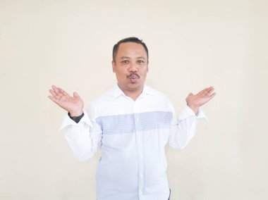 Beyaz çizgili gömlek giyen kahverengi tenli bir erkeğin ifadesi.