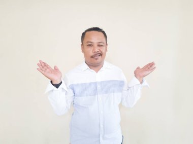 Beyaz çizgili gömlek giyen kahverengi tenli bir erkeğin ifadesi.