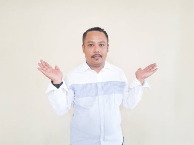 Beyaz çizgili gömlek giyen kahverengi tenli bir erkeğin ifadesi.