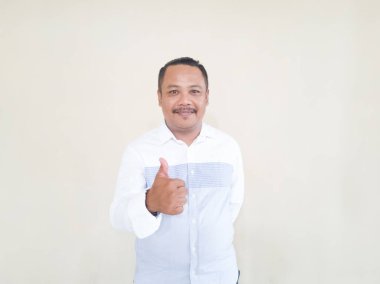 Beyaz çizgili gömlek giyen kahverengi tenli bir erkeğin ifadesi.