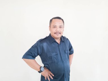 Beyaz arka planda mavi üniformalı Asyalı adamın ifadesi