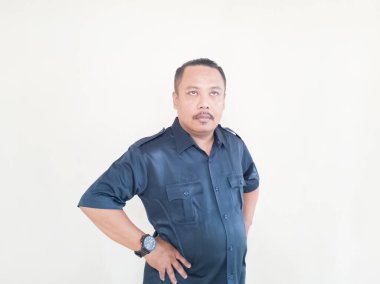 Beyaz arka planda mavi üniformalı Asyalı adamın ifadesi