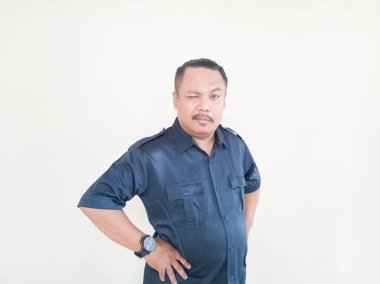 Beyaz arka planda mavi üniformalı Asyalı adamın ifadesi