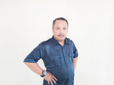 Beyaz arka planda mavi üniformalı Asyalı adamın ifadesi