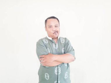 Beyaz arka planda gri kıyafetler giyen, kahverengi tenli Asyalı bir adamın ifadesi.