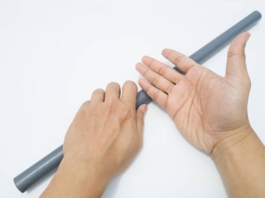 Beyaz arka planda plastikten yapılmış gri su borusu.