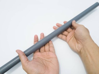 Beyaz arka planda plastikten yapılmış gri su borusu.