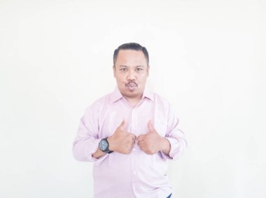 Kahverengi tenli Asyalı bir adam. Pembe gömlekli, beyaz arka planlı.